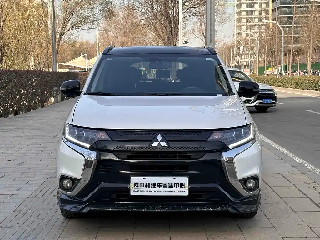 Mitsubishi Outlander 2023 — фото 2