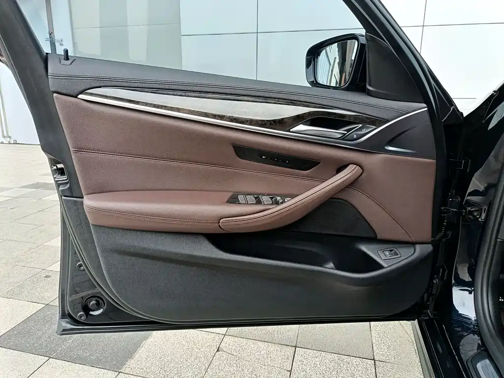 BMW 5 Series 2019 — фото 12
