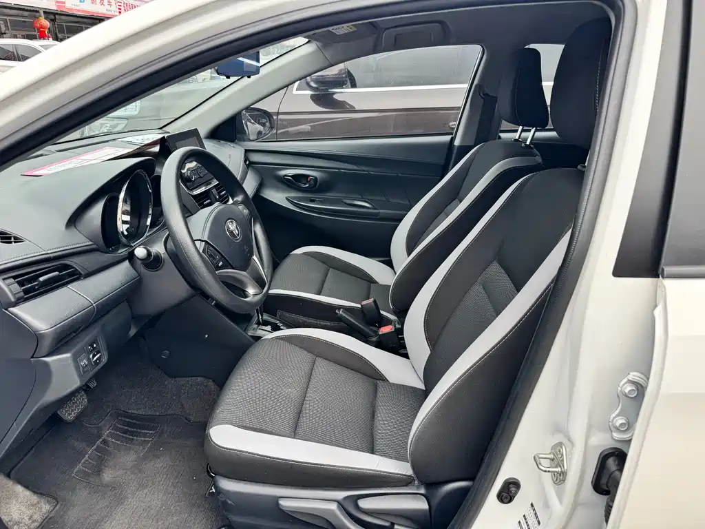 Toyota Yaris L 2022 — фото 9