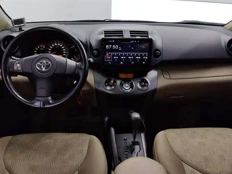 Toyota RAV4 2011 — фото 12