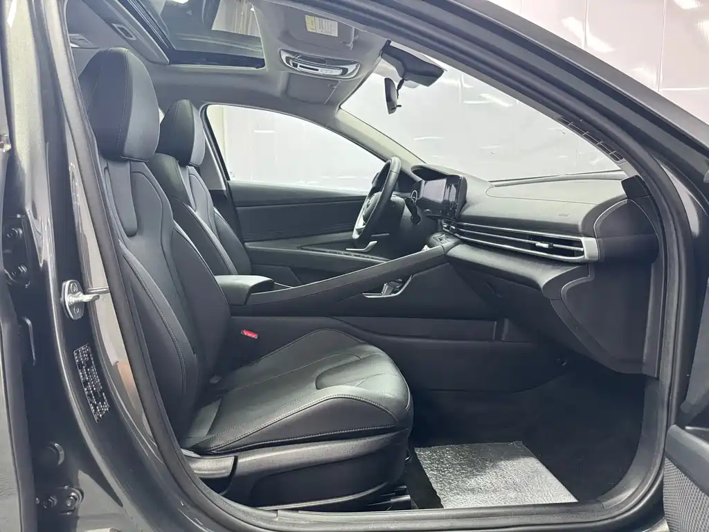 Hyundai Elantra 2023 — фото 12