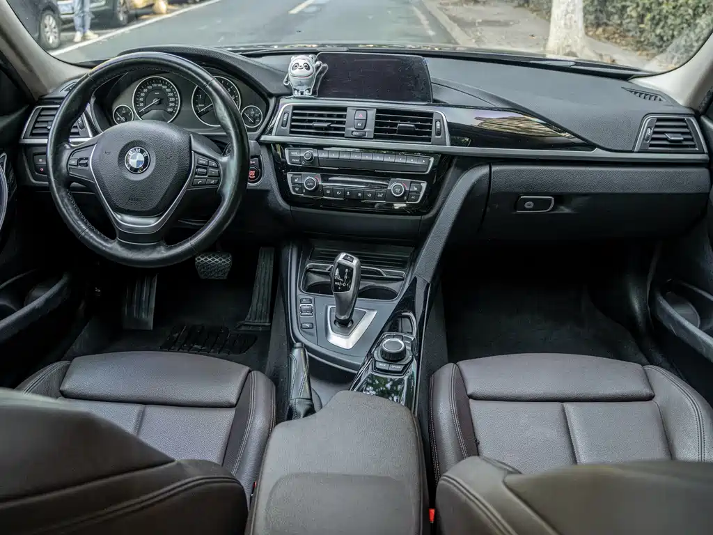 BMW 3 Series 2018 — фото 10