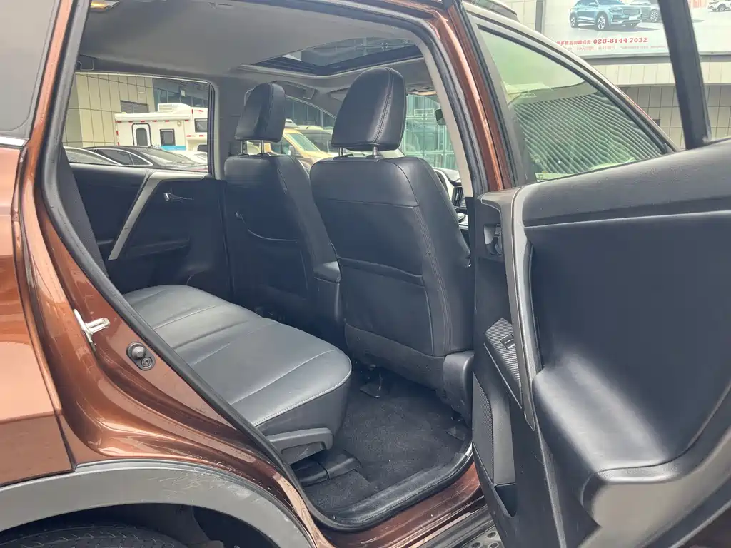 Toyota RAV4 2016 — фото 11