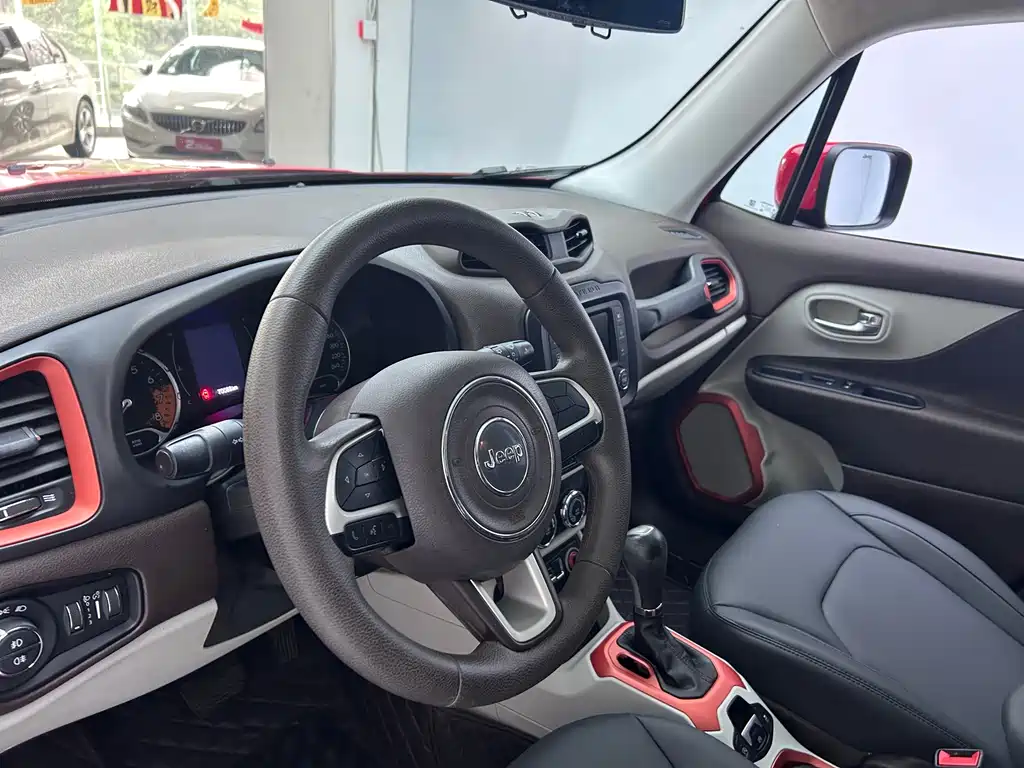 Jeep Renegade 2017 — фото 14