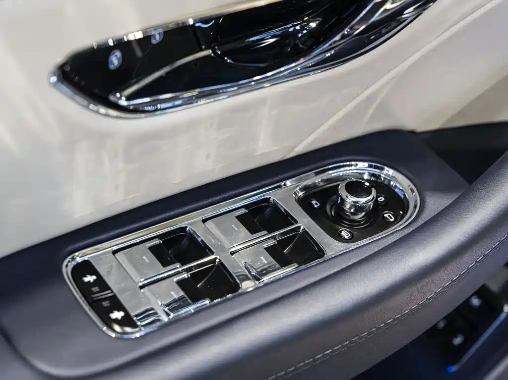 Bentley Flying Spur 2024 — фото 17