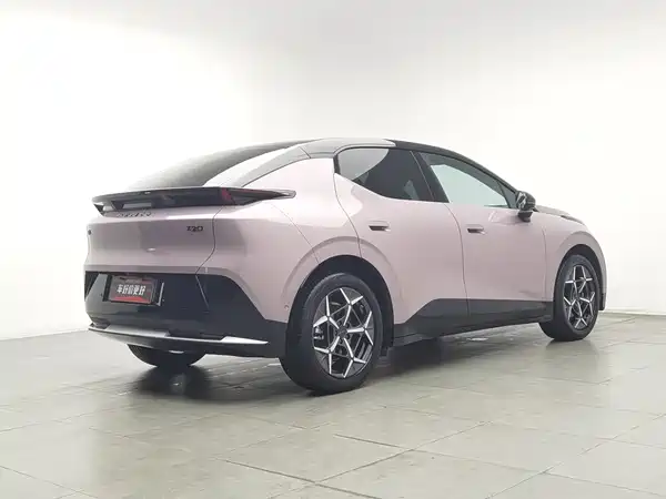 Lynk & Co Z20 2025