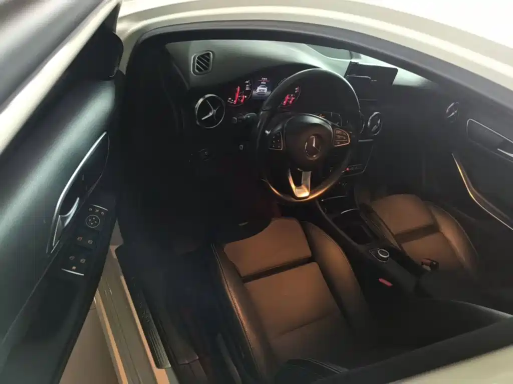 Mercedes-Benz A-Class 2017 — фото 16