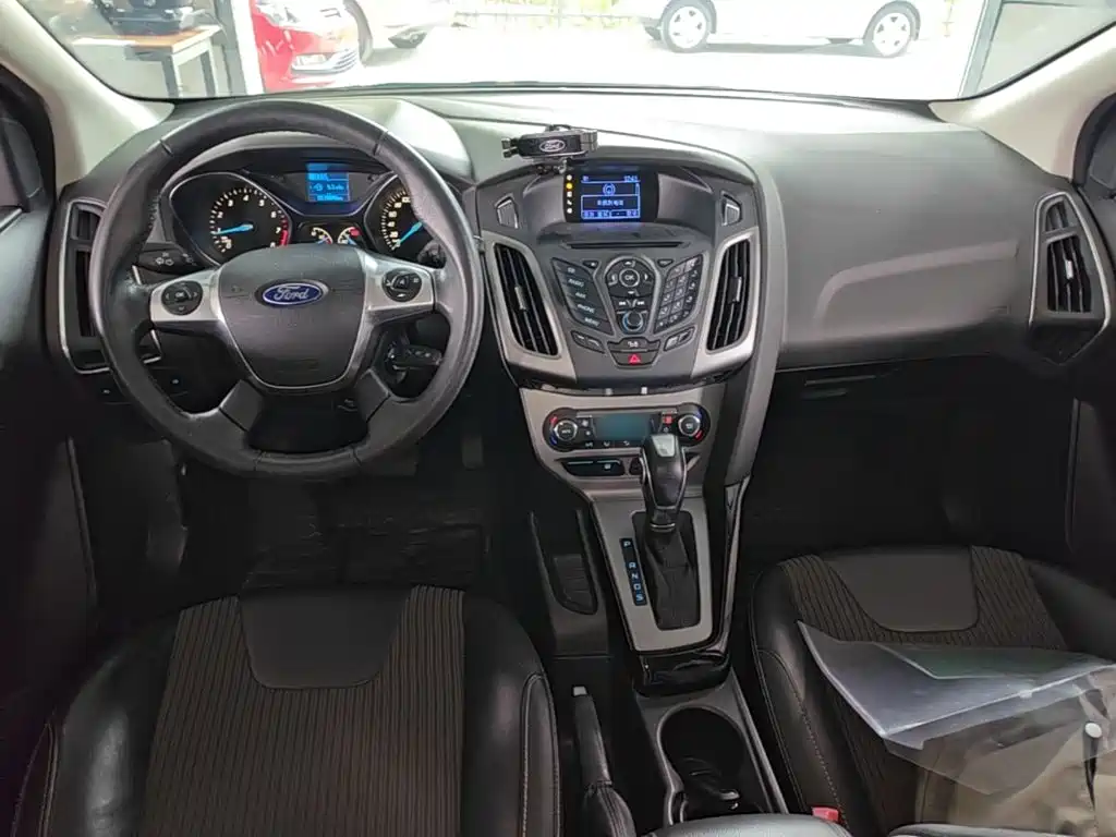 Ford Focus 2015 — фото 10