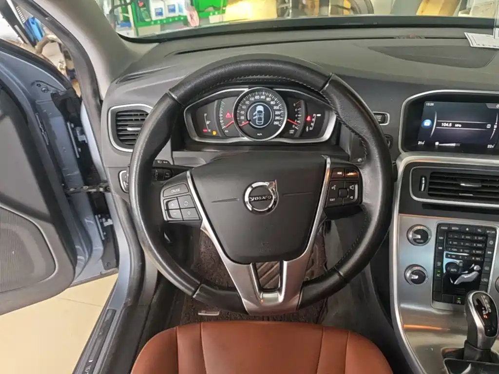 Volvo S60 2018 — фото 11