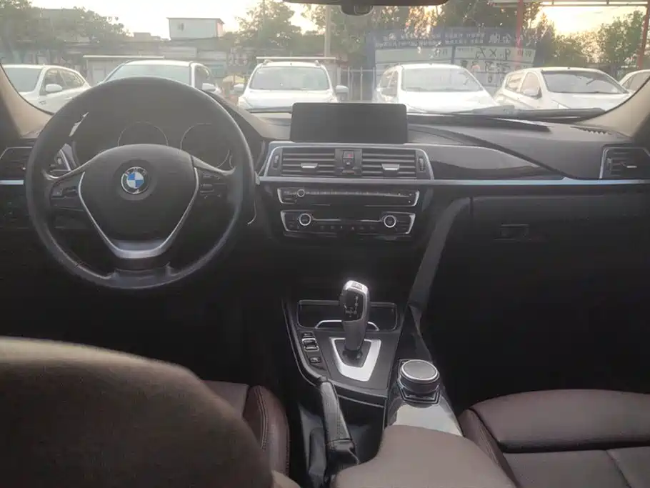 BMW 3 Series 2019 — фото 12