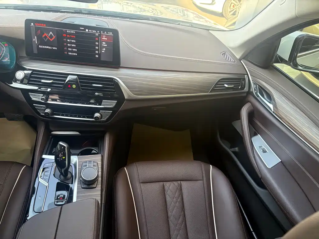 BMW 5 Series 2021 — фото 17