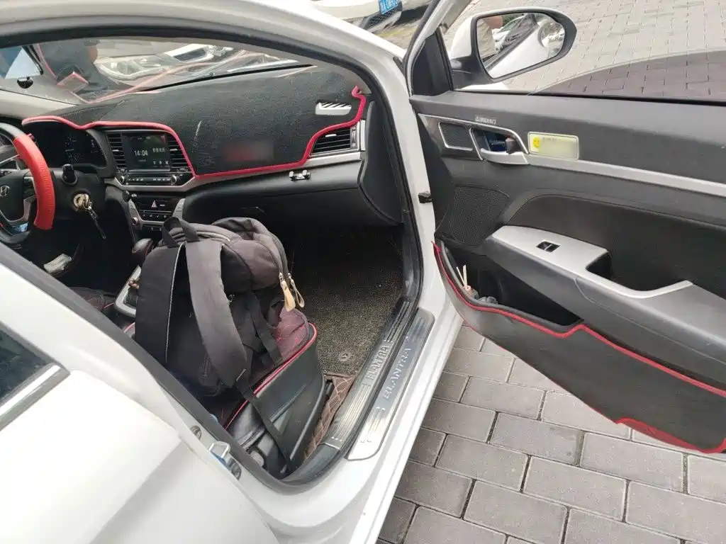 Hyundai Elantra 2017 — фото 19