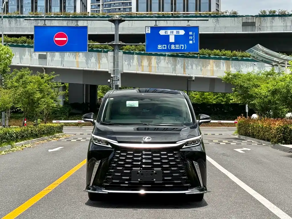 Lexus LM 2025 — фото 1