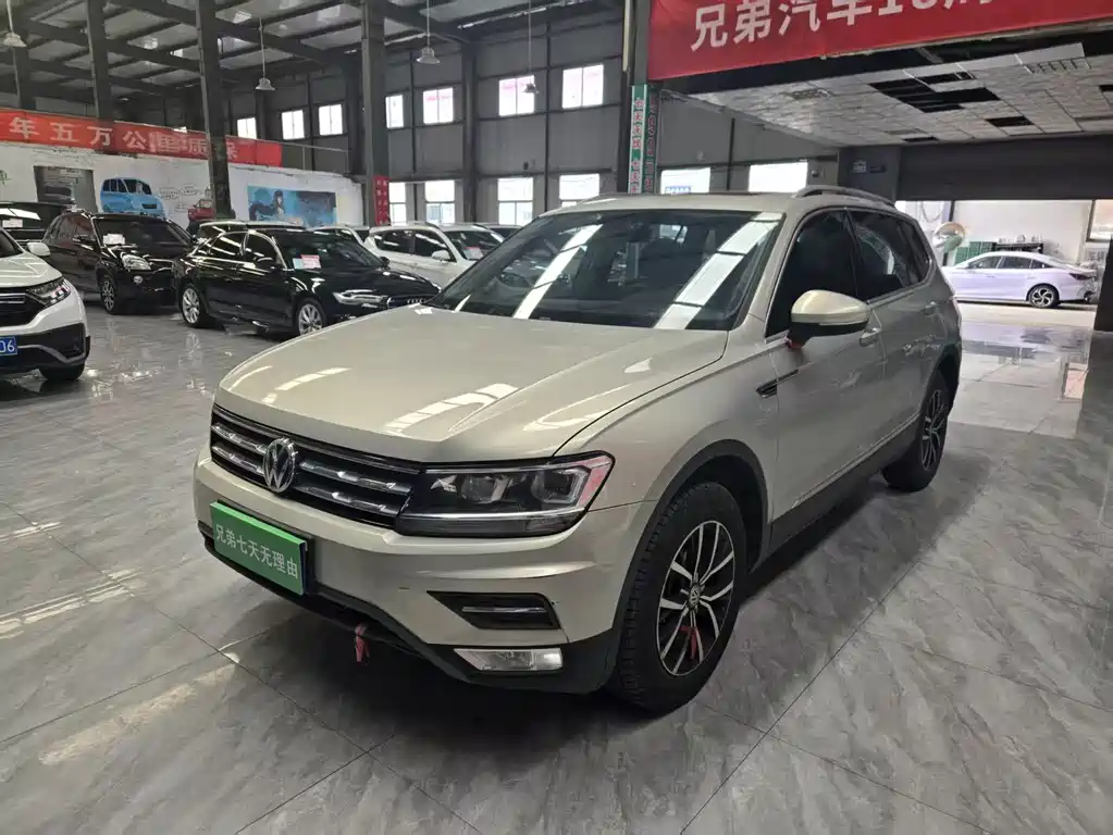 Volkswagen Tiguan L 2018 — фото 1