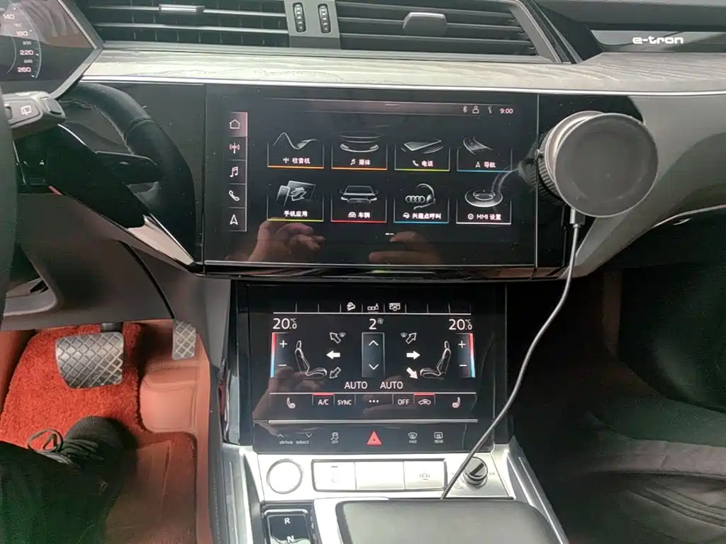 Audi e-tron 2020 — фото 13