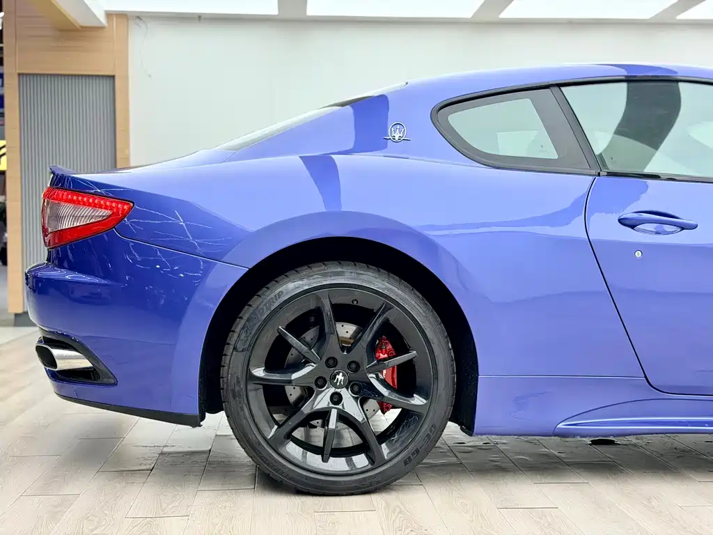 Maserati GranTurismo 2015 — фото 11