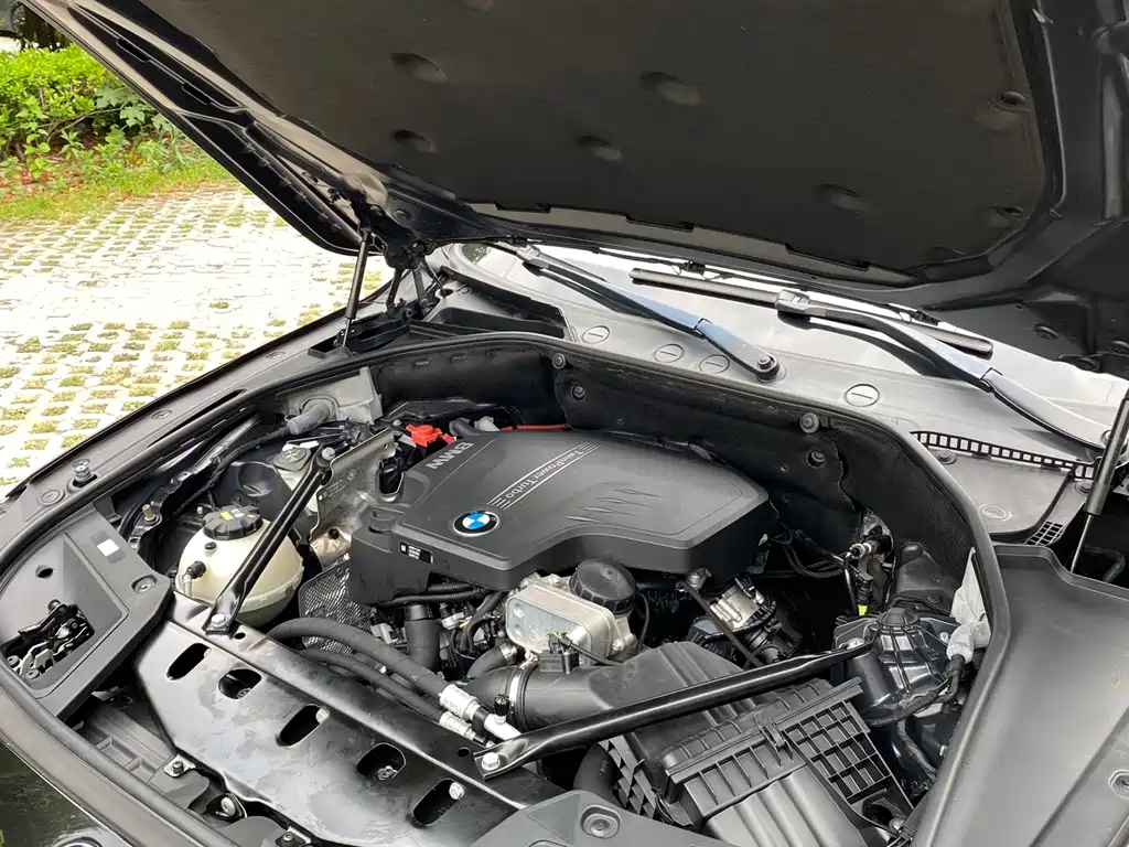 BMW 5 Series GT 2017 — фото 14
