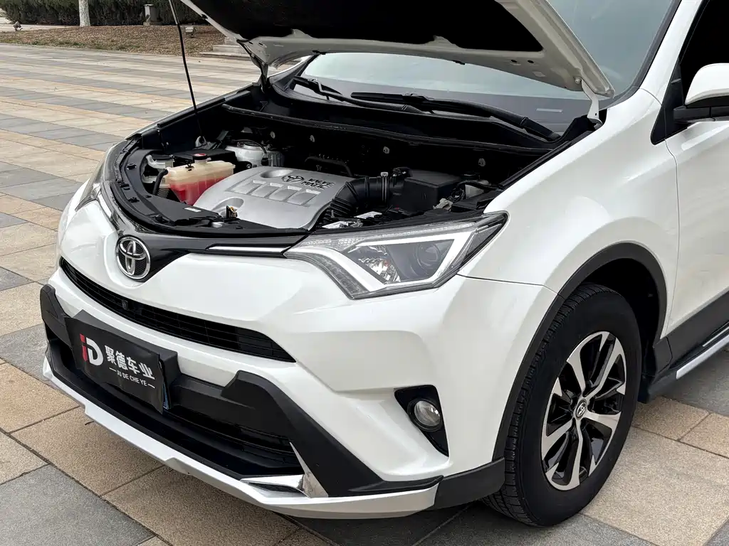 Toyota RAV4 2018 — фото 24