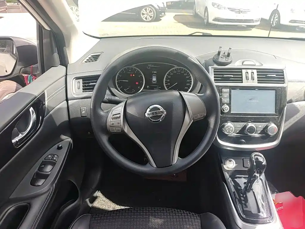Nissan Tiida 2018 — фото 11