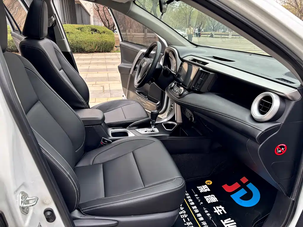 Toyota RAV4 2018 — фото 12