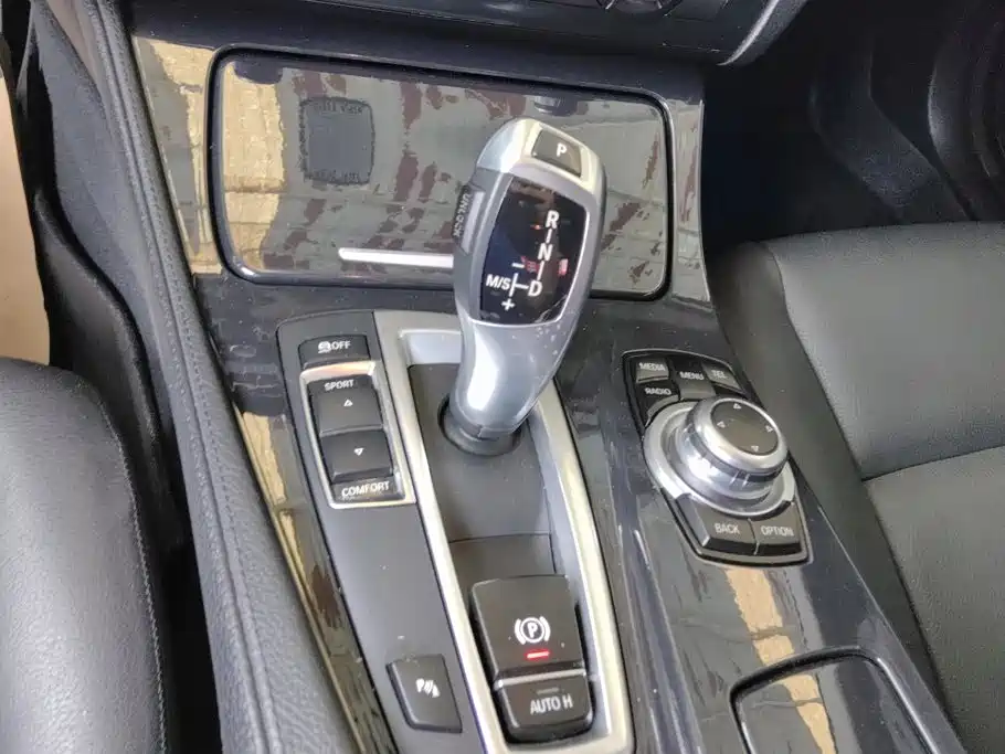 BMW 5 Series 2017 — фото 16