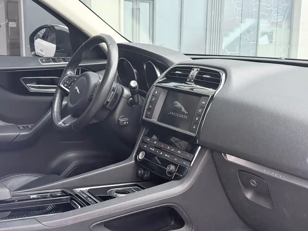 Jaguar F-PACE 2018 — фото 13