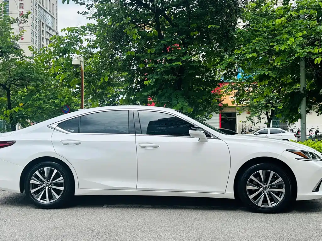 Lexus ES 2021