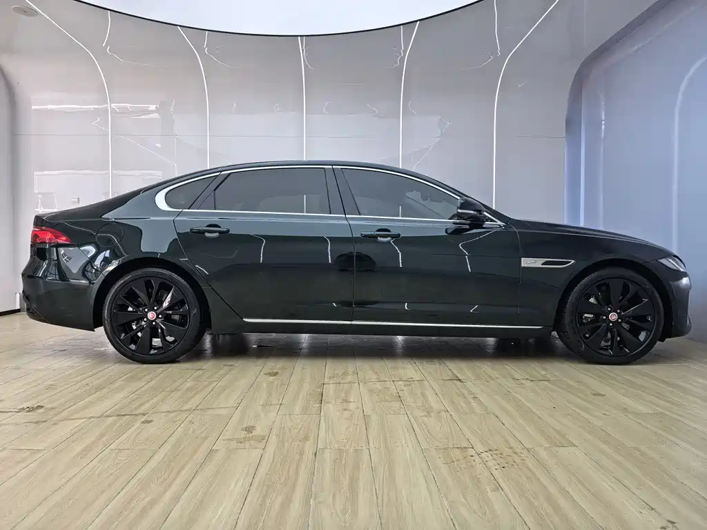 Jaguar XFL 2025 — фото 12
