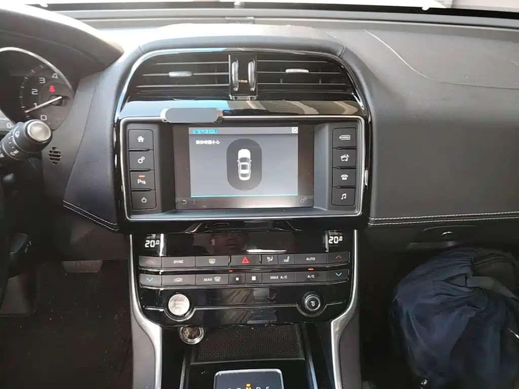 Jaguar XE 2015 — фото 13