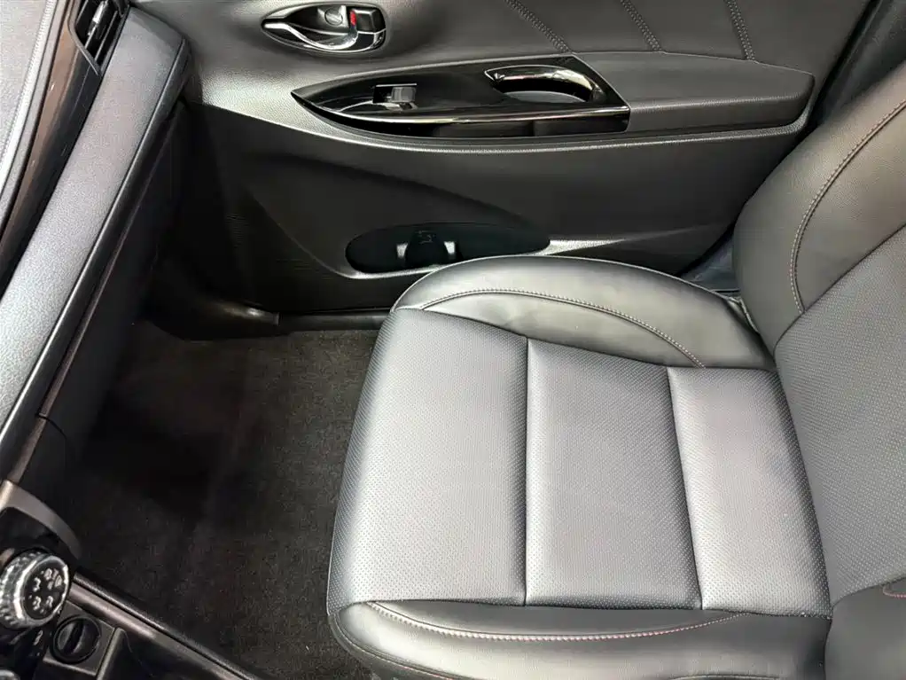 Toyota Yaris L 2022 — фото 13