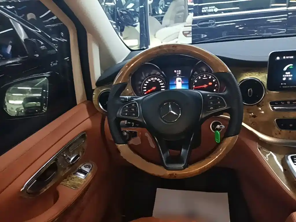 Mercedes-Benz V-Class 2023 — фото 11