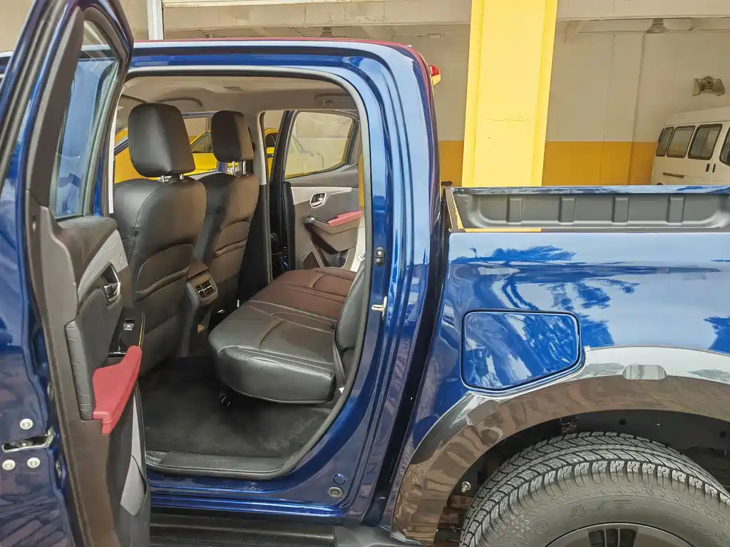 Isuzu D-MAX — фото 12