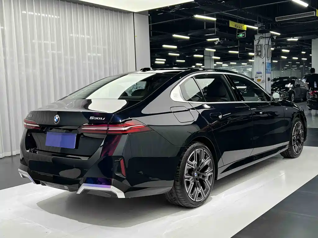BMW 5 Series 2025 — фото 10