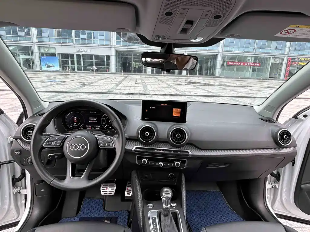 Audi Q2L E-Tron 2021 — фото 11