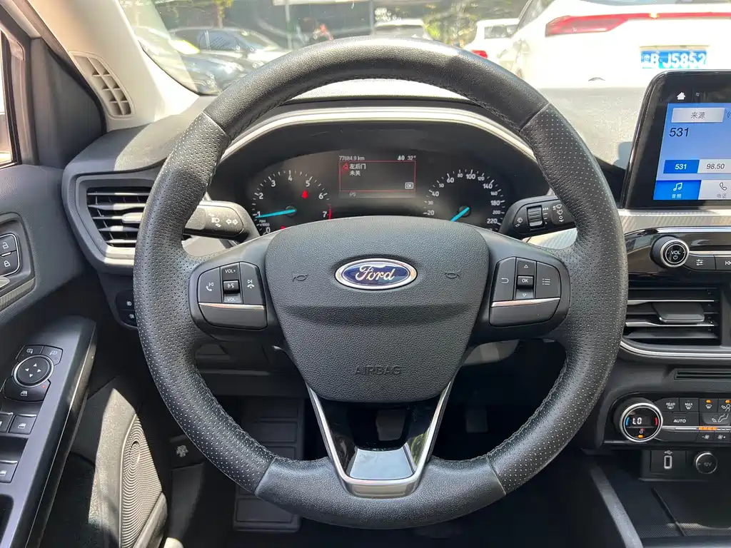 Ford Focus 2019 — фото 10