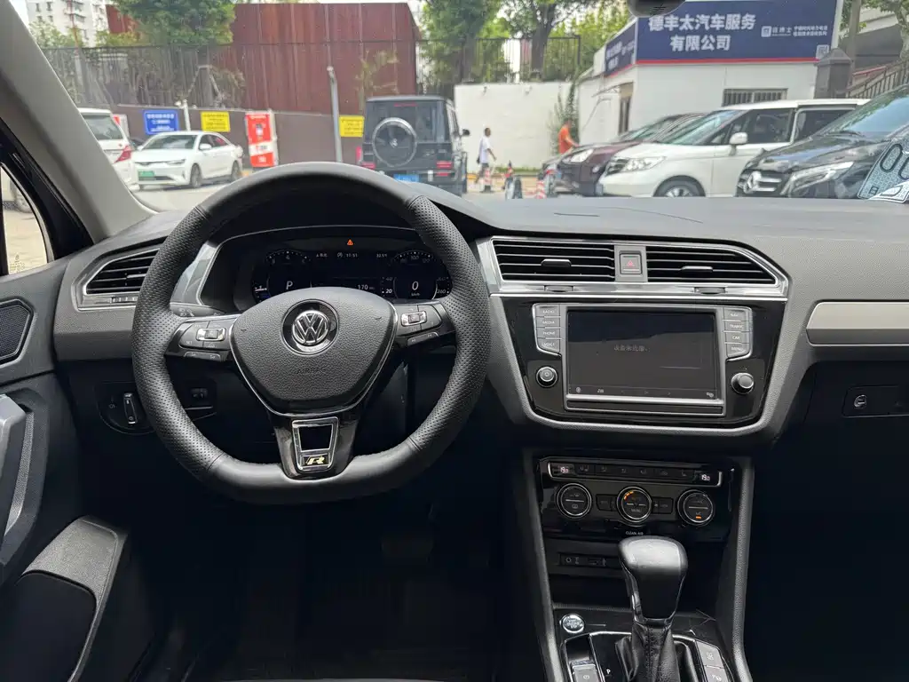 Volkswagen Tiguan L 2018 — фото 9