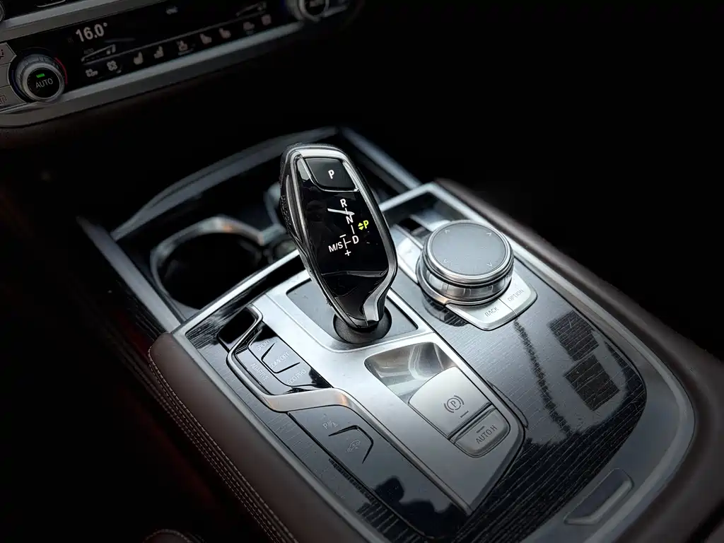 BMW 7 Series 2017 — фото 8