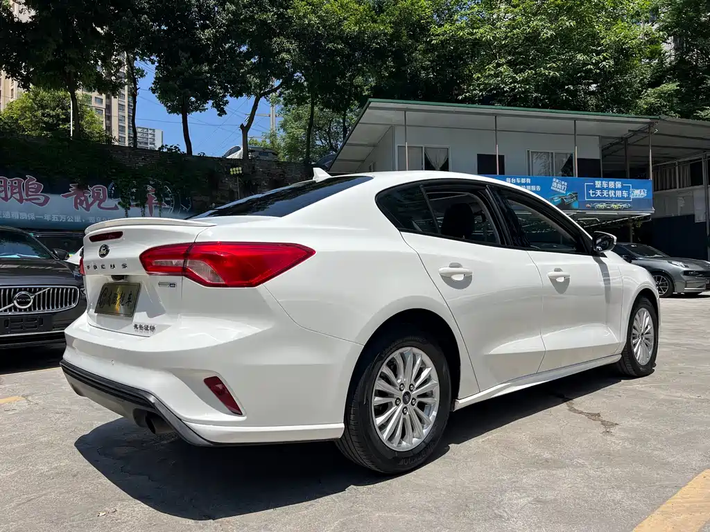 Ford Focus 2019 — фото 19