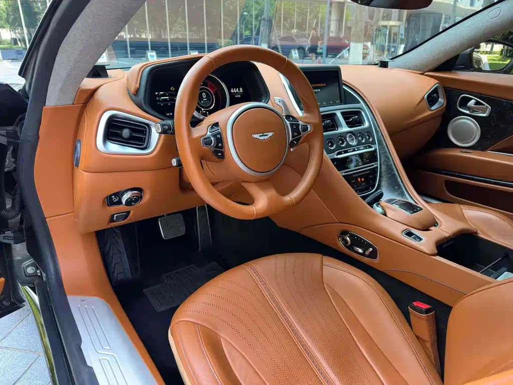 Aston Martin DB11 2018 — фото 10