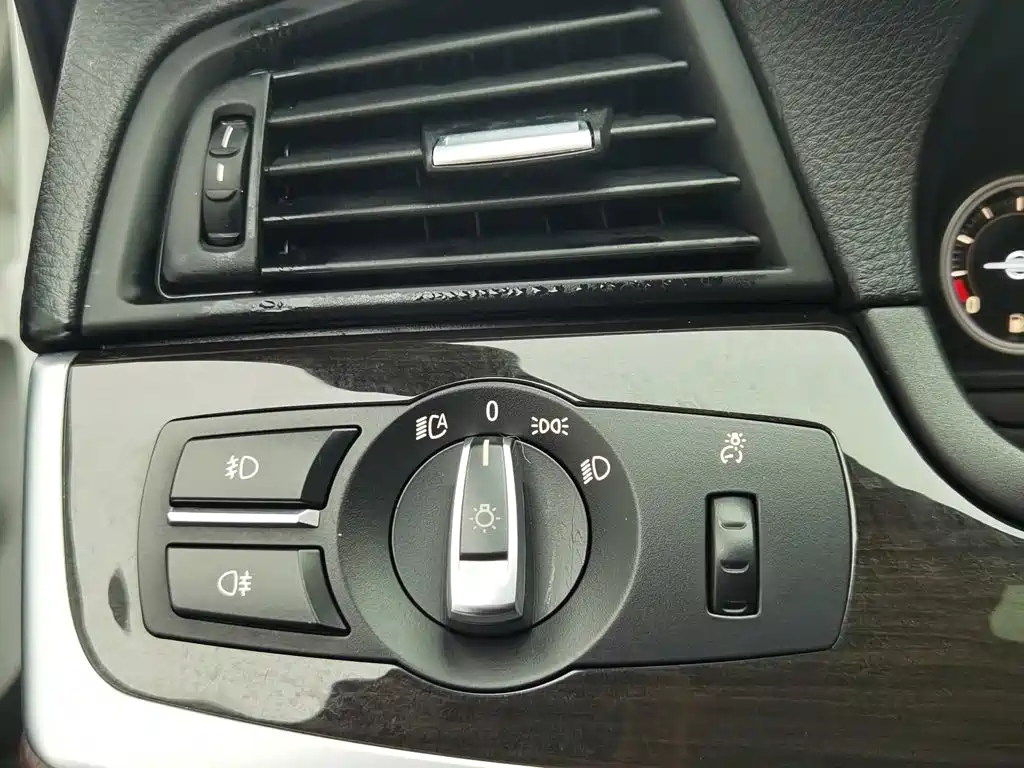 BMW 5 Series 2017 — фото 21