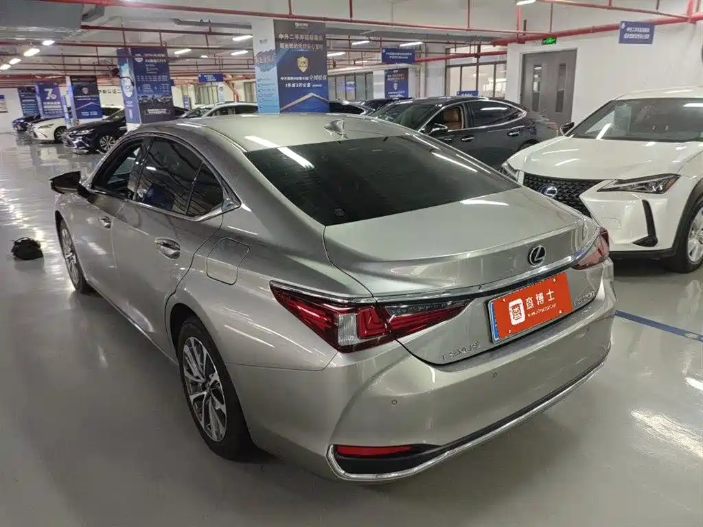 Lexus ES 2022 — фото 13
