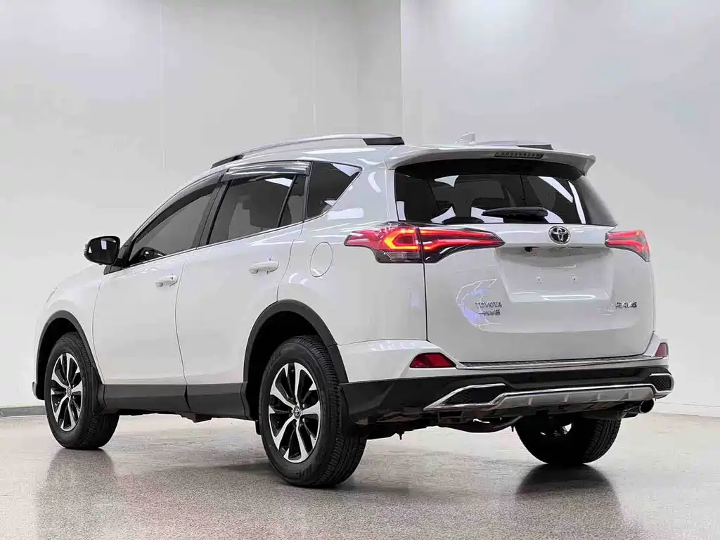 Toyota RAV4 2019 — фото 25