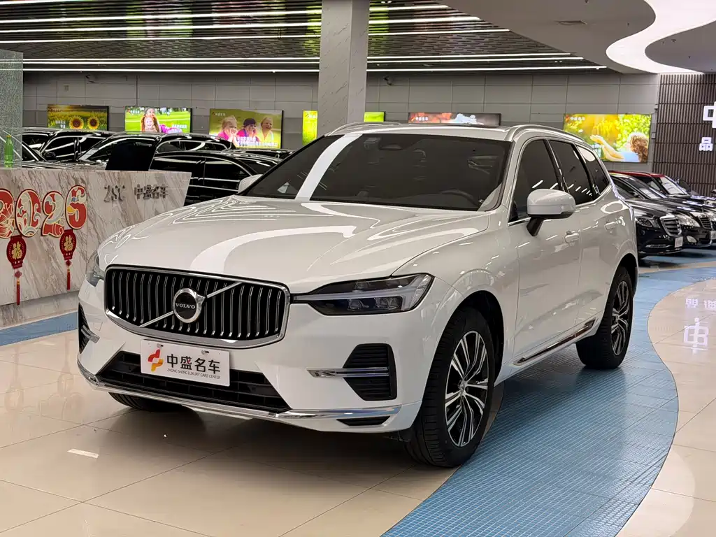 Volvo XC60 2022 — фото 1