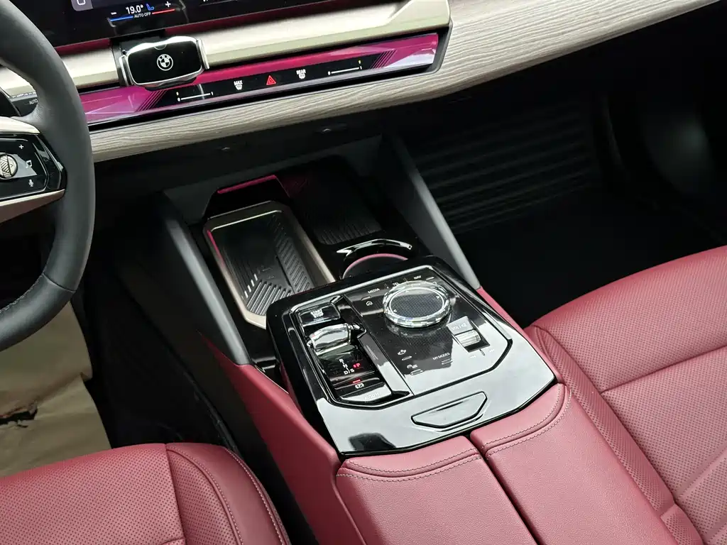 BMW 5 Series 2025 — фото 16
