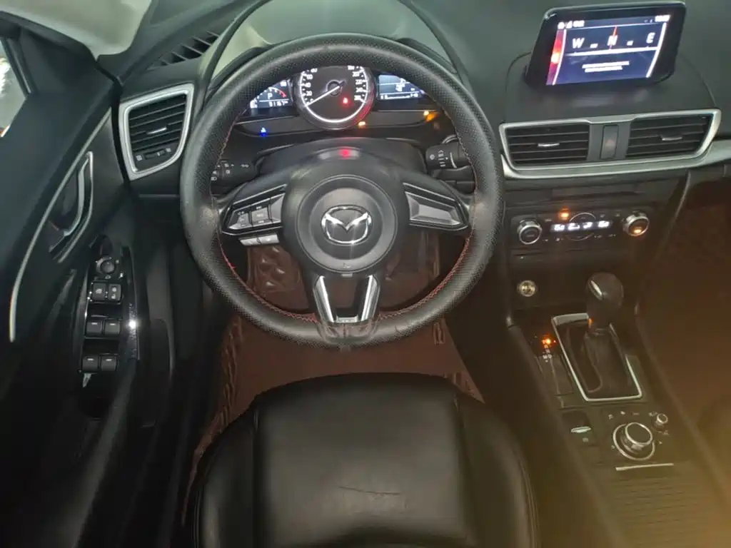 Mazda 3 Axela 2018 — фото 11