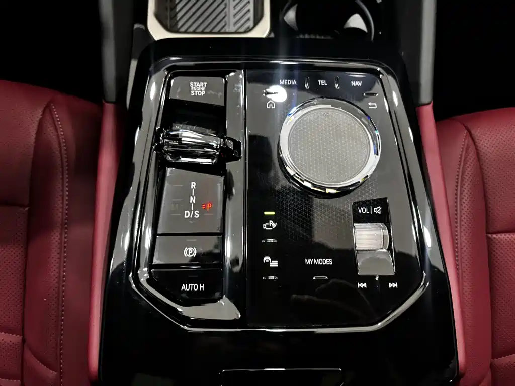 BMW 5 Series 2025 — фото 19