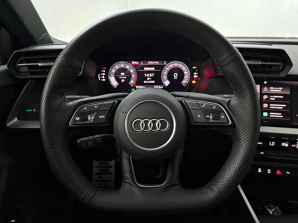 Audi A3 2023 — фото 10
