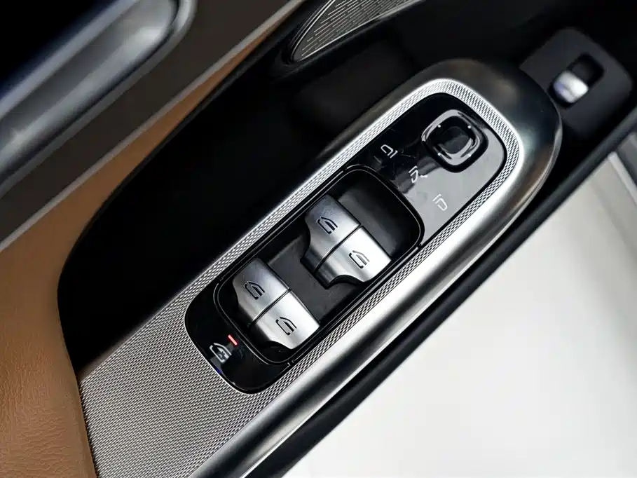 Mercedes-Benz E-Class 2025 — фото 23