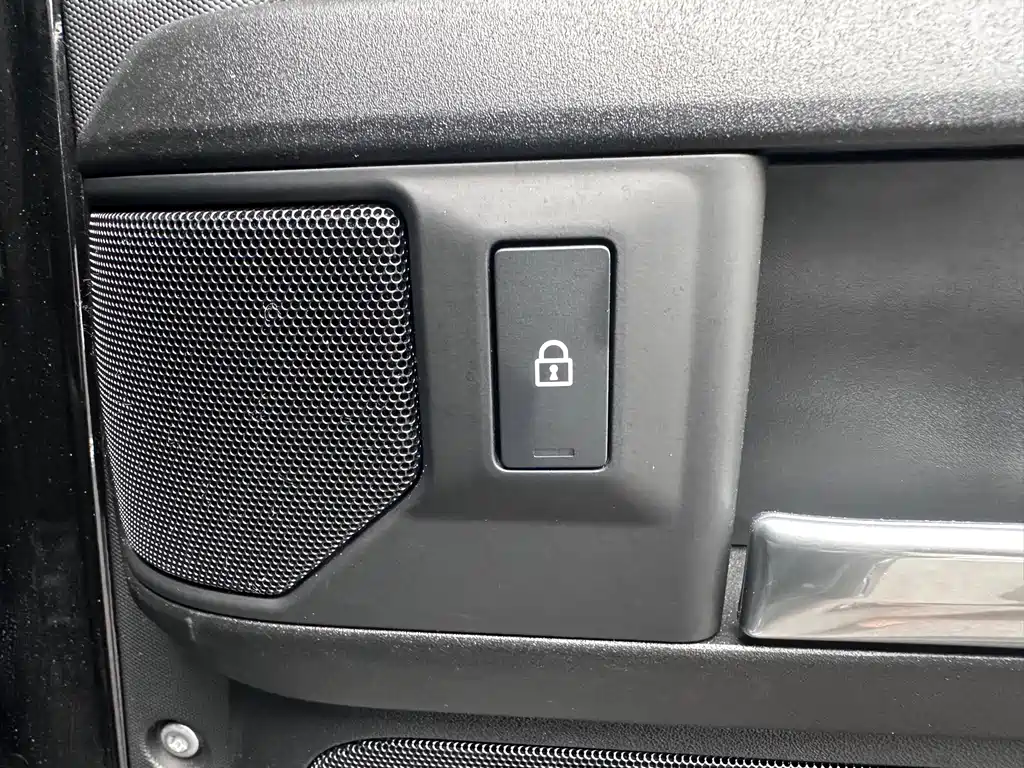 Land Rover Defender 2025 — фото 20