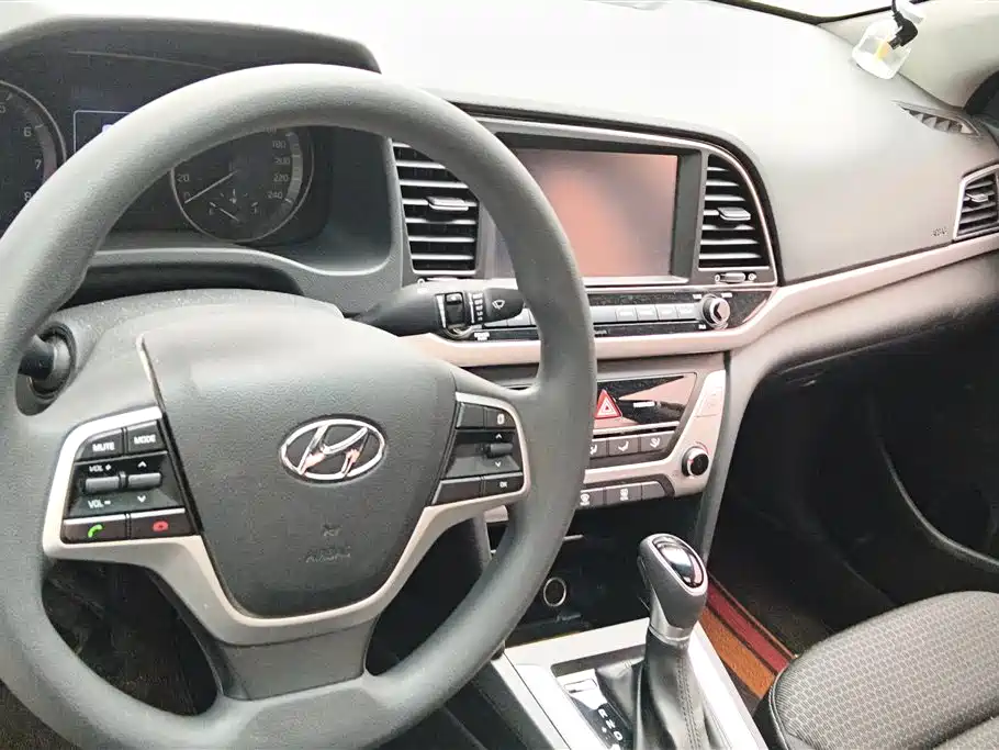 Hyundai Elantra 2016 — фото 12